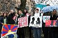 拉脱维亚上百民众抗议中共镇压西藏