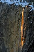 加州約塞米蒂的火瀑布